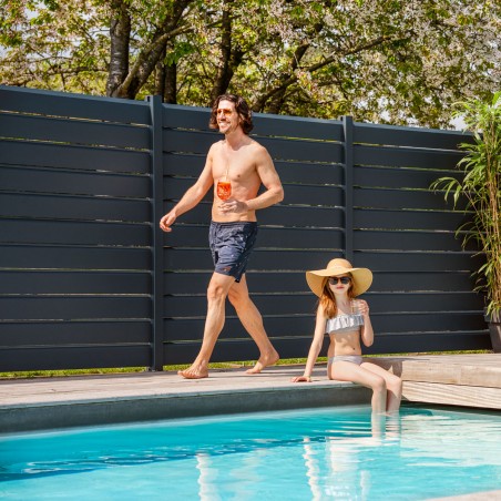 Ambiance piscine clôture aluminium lame persienne